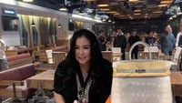 Namun, belakangan ini hubungan mereka diisukan retak. Hal tersebut terlihat dari unggahan Jennifer yang tampak membuang-buang pakaian Ajun ke dalam kolam renang. Isu perceraian pun bergema. Foto: Instagram @jennifer_ipel
