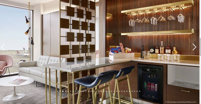 Hotel ini memiliki total 512 kamar yang bisa disewakan. Ada beberapa pilihan kamar yang ditawarkan di hotel ini. Mulai dari kamar yang berukuran lebih kecil hingga yang dilengkapi dengan ruang bersantai dan ruang makan seperti pada gambar ini. Foto: TWA Hotel