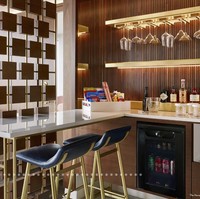 Hotel ini memiliki total 512 kamar yang bisa disewakan. Ada beberapa pilihan kamar yang ditawarkan di hotel ini. Mulai dari kamar yang berukuran lebih kecil hingga yang dilengkapi dengan ruang bersantai dan ruang makan seperti pada gambar ini. Foto: TWA Hotel