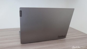 Warna mineral grey ini kelihatan lebih keren ketika kena cahaya alami, menampilkan kesan modern minimalis, premium dan berkelas. ThinkBook 14 ini punya kapasitas memori 8 GB DDR4, chipset grafis Radeon 625 2GB, kapasitas penyimpana 2 TB. Lancar untuk kerja multitasking (Fitraya Ramadhanny/detikcom)