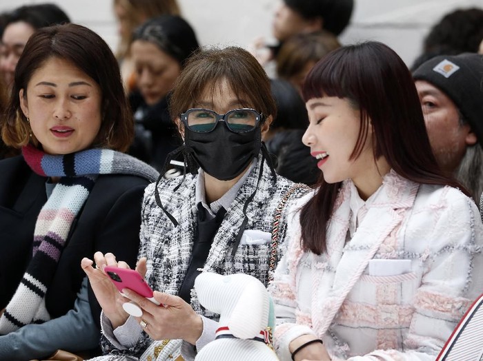 Tamu Pakai Masker di Fashion Show PARIS, FRANCE - MARCH 01: (EDITORIAL USE ONLY) A guest wears a protective mask during the Thom Browne as part of the Paris Fashion Week Womenswear Fall/Winter 2020/2021 on March 01, 2020 in Paris, France. (Photo by Thierry Chesnot/Getty Images)