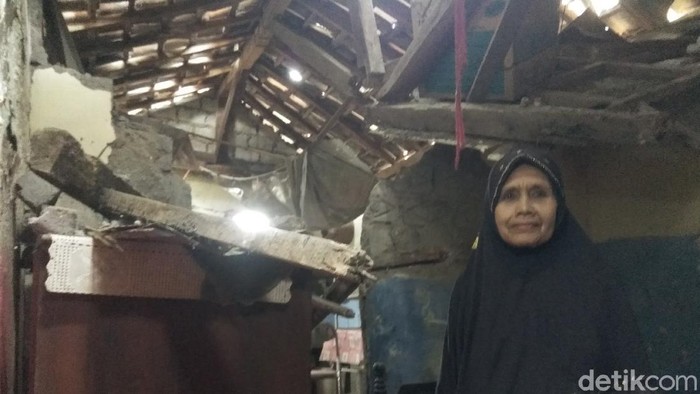 Pilu Mak Julaeha hidup sebatang kara di rumah ambruk dan sakit tumor ganas
