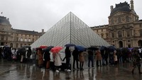 Museum Louvre pun ditutup. Banyak wisatawan yang kecewa namun ini semua demi pencegahan penyebaran virus Corona. (Gonzalo Fuentes/Reuters)