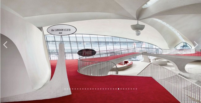 Sekarang, bekas terminal itu dimanfaatkan sebagai penginapan unik yang bernama TWA Hotel. Walaupun terminal bandara rancangan Eero Saarinen itu telah ditelantarkan selama 18 tahun, namun bangunan ini tetap terlihat menarik dan sangat keren. Foto: TWA Hotel