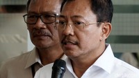 Terawan kembali menjelaskan, bahwa semua biaya perawatan yang terkait dengan virus corona akan ditanggung pemerintah.