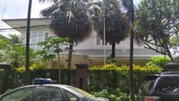 Tampak mobil polisi diparkir di depan rumah Honggo. Aparat kepolisian kerap mengecek rumah tersebut.