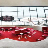 Terletak di salah satu sisi Bandara John F Kennedy, Amerika, hotel ini memungkinkanmu merasakan sensasi menginap yang mungkin belum pernah kamu rasakan sebelumnya. Bangunan ini pertama kali dibangun pada tahun 1961 lalu pada tahun 2001 ditutup karena sudah tidak lagi dapat mengakomodasi ukuran pesawat yang lebih besar. Foto: TWA Hotel