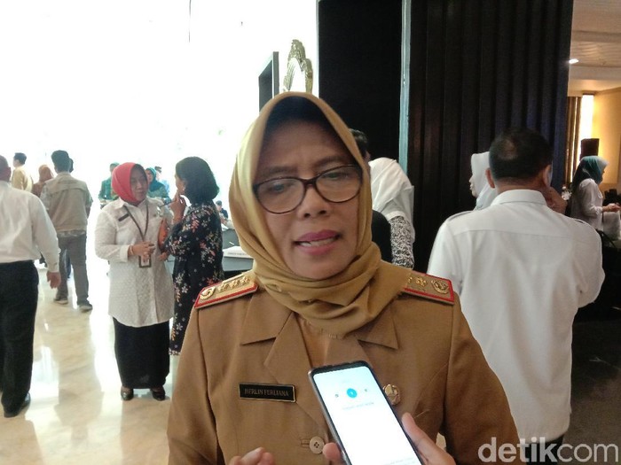 Sepuluh warga Jatim masuk dalam data Badan Penelitian dan Pengembangan Kesehatan soal pasien dalam pengawasan terduga terjangkit Virus Corona. Kadinkes Jatim Herlin Ferliyana memastikan, sepuluh warga tersebut tidak terjangkit.