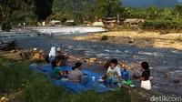 Tempat wisata satu ini merupakan sebuah danau yang menjadi favorit bersantai bersama keluarga.