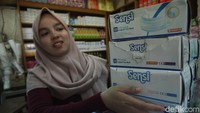 Beberapa pedagang menyaku stok masker mulai menipis.