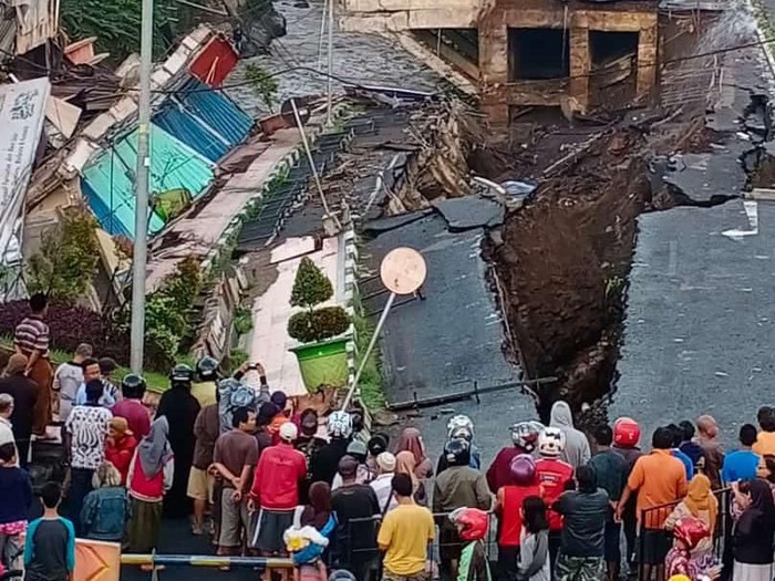 8 Banguan Ruko di Jember Ambruk ke Sungai