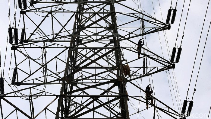 Pemeliharaan kabel listrik di menara sutet rutin dilakukan agar dapat alirkan listrik secara optimal. Para petugas dikerahkan untuk melakukan pemeliharaan itu.