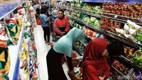 Tidak semua warga berbelanja menggunakan troli. Sebagian dari mereka hanya menggunakan keranjang.