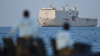 Begini penampakan KRI dr Soeharso yang membawa 69 WNI ABK Diamond Princess tiba di perairan sekitar Pulau Sebaru Kecil, Kepulauan Seribu, Jakarta, Senin (2/3/2020).