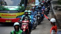 Kendaraan yang dari Jakarta mengarah ke Tangerang nampak mengular, kemacetan mulai dirasakan dari kawasan Kalideres, Jakarta Barat hingga titik amblas tersebut.