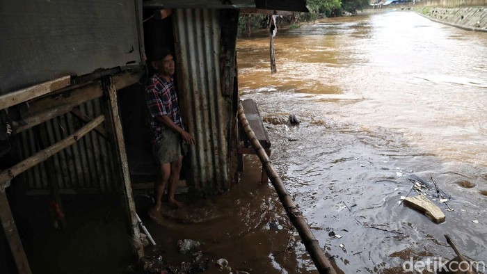 Kawasan Kebon Pala, Jakarta, masih terendam banjir sejak beberapa waktu lalu. Air yang genangi rumah warga membuat mereka terpaksa beraktivitas di tengah banjir