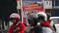 Ada tujuh meme atau tujuh gambar yang ada di baliho itu, dengan mengusung 7 masker berbeda.