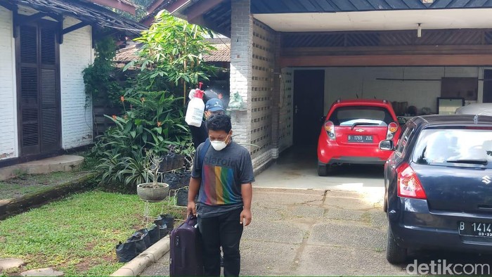 Seorang Pria di Rumah WNI Positif Corona Disemprot lalu Dibawa ke RSPI