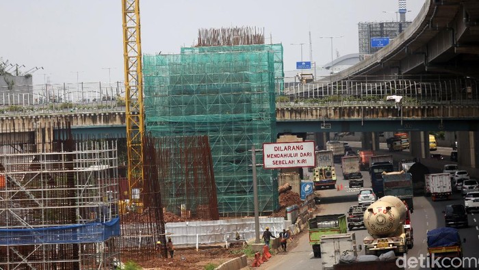 Proyek Kereta Cepat Jakarta-Bandung dihentikan sementara karena disebut sebabkan banjir. Meski begitu proyek kereta cepat di Cikunir masih berjalan.