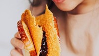 Ban Ban sebenarnya gerai spesialis cheese tea, tapi mereka punya boba toast enak yang sayang dilewatkan. Harganya Rp 25.000 saja. Yang terbaru Kuranchi Boba Pan yaitu brioche panggang berpadu lembaran keju renyah dan boba brown sugar yang nikmat Foto: Instagram banban.tea