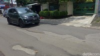 Jalan rusak tersebut tentu saja meresahkan para pengendara yang melintas.