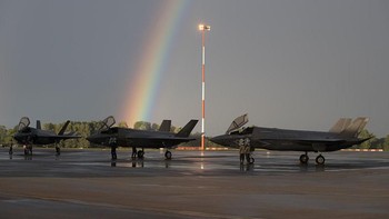F-35 memiliki kemampuan super lengkap. Ini penampakannya di pangkalan Angkatan Udara Inggris. Foto: Getty Images