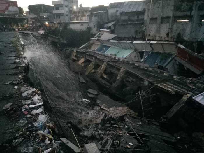 8 Banguan Ruko di Jember Ambruk ke Sungai