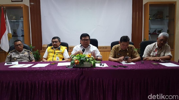 Kadinkes Kepri Tjetjep Yudiana (tengah) dalam konferensi pers terkait pasien corona Singapura di Batam.