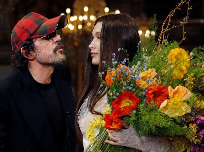 Menurut Andreas, koleksi Fall 2020 ini diciptakan sebagai penangkal energi negatif. “Saya ingin mengusir roh setan yang ada di sekitar,” kata dia kepada British Vogue di belakang panggung. (Foto: Getty Images/Thierry Chesnot)