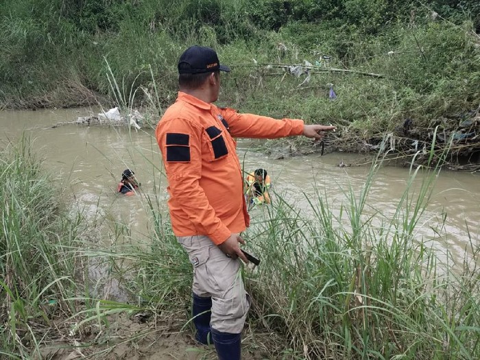 Seorang santri Ponpes Fattul Madjid hanyut di sungai  Desa Ngaglik, Kecamatan Kasiman, Bojonegoro. Ia ditemukan sudah tak bernyawa.