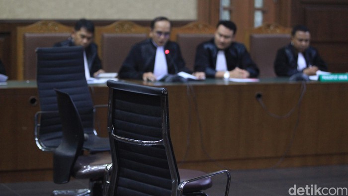 Terdakwa Korupsi Rp 37,8 T Buron, 'Kursi Kosong' Jadi Pengganti JPU membacakan dakwaan terdakwa korupsi Honggo Wendratno, di PN Jakarta Pusat, Senin (2/3). Kursi terdakwa kosong karena Honggo menghilang dan menjadi buronan Polri.