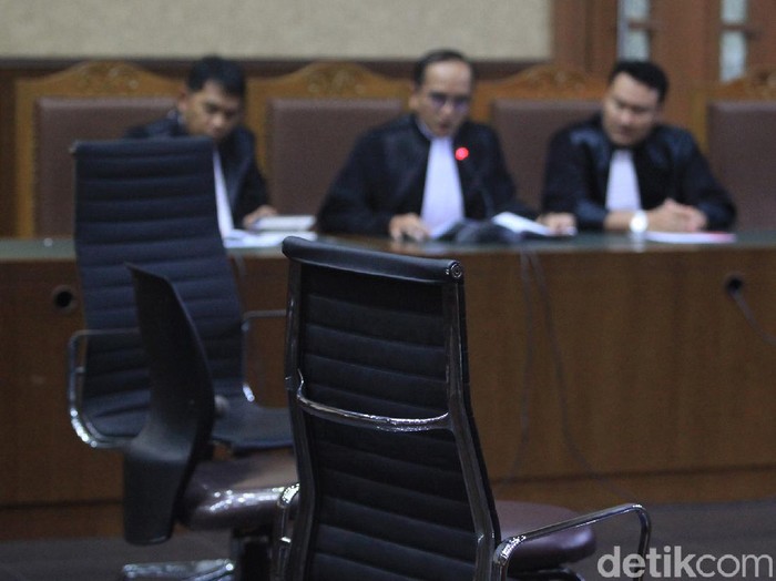 JPU membacakan dakwaan terdakwa korupsi Honggo Wendratno, di PN Jakarta Pusat, Senin (2/3). Kursi terdakwa kosong karena Honggo menghilang dan menjadi buronan Polri.