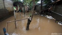 Sejumlah sampah terlihat menggenang di kawasan Cipinang Melayu yang masih tergenang banjir.