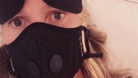 Gwyneth Paltrow yang pernah membintangi film Contagion yang disebut memiliki kisah mirip dengan virus corona pun melindungi dirinya dengan masker. Dok. Instagram