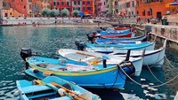 Kini Cinque Terre sudah menjadi destinasi wisata yang populer di Italia. Apalagi desa di pesisir ini penuh dengan warna-warni yang cantik dan beragam makanan enak untuk para turis. Foto: Instagram @cinqueterretrip