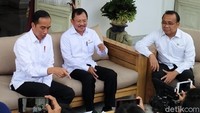 Dua orang ini tertular WN Jepang yang berkunjung ke Depok. Dua orang itu disebut tinggal di Depok. Tempat tinggal keduanya sudah dicek. Keduanya kini dirawat di RSPI Sulianti Saroso, Sunter, Jakarta Utara. Keduanya ada ibu dan anak yang tertular WN Jepang. Mereka tertular di Jakarta, saat berinteraksi dengan WN Jepang itu. Belum ada penjelasan soal lokasi detail rumah kedua orang itu. Namun dipastikan kedua orang itu kini sudah dirawat di rumah sakit.