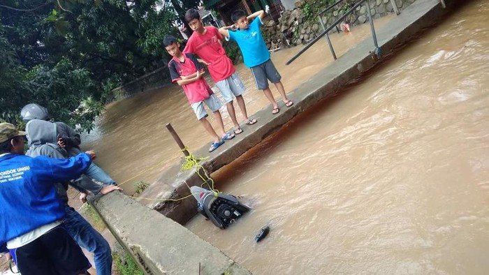 Viral penemuan motor terikat di pinggir Kali Bekasi (Foto: Dok. Istimewa)