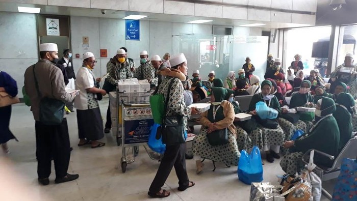 KJRI Jeddah memfasilitasi pemulangan jemaah umrah ke Indonesia. Sebanyak 9.995 jemaah umrah telah dipulangkan ke Tanah Air pada 2 Maret 2020.