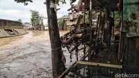Banjir yang merendam kawasan Kebon Pala, Jakarta, itu melumpuhkan RW 4 dan tiga RT yang berada di area tersebut.