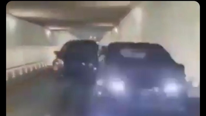 Tiga mobil jalan zig-zag di underpass Kentungan, Sleman.