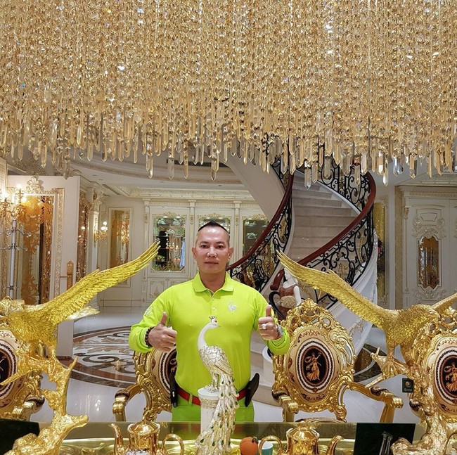 Klaim kontroversial Hu lainnya adalah dia membangun empat kamar mandi transparan di rumahnya. Dia pun mengaku kerap melakukan aktivitas bersama di kamar mandi tersebut untuk mempertahankan kasih sayang. Foto: Dok. Facebook