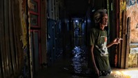 Kondisi tempat tinggal yang banjir itu membuat warga lambat laun mulai adaptif terhadap fenomena tersebut. Mereka pun mulai kembali beraktivitas seperti biasa meski banjir belum sepenuhnya surut dan masih merendam kawasan Kebon Pala tersebut.