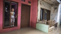 Banjir tersebut diketahui terjadi akibat luapan Sungai Ciliwung.