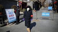 Sejumlah tempat wisata pun ditutup guna mencegah penyebaran virus tersebut. Hingga tanggal 1 Maret 2020 diketahui ada lebih dari 79 ribu orang terinfeksi virus corona di wilayah China daratan. Jumlah korban tewas akibat COVID-19 di wilayah China mencapai 2.870 orang. AP Photo/Andy Wong.