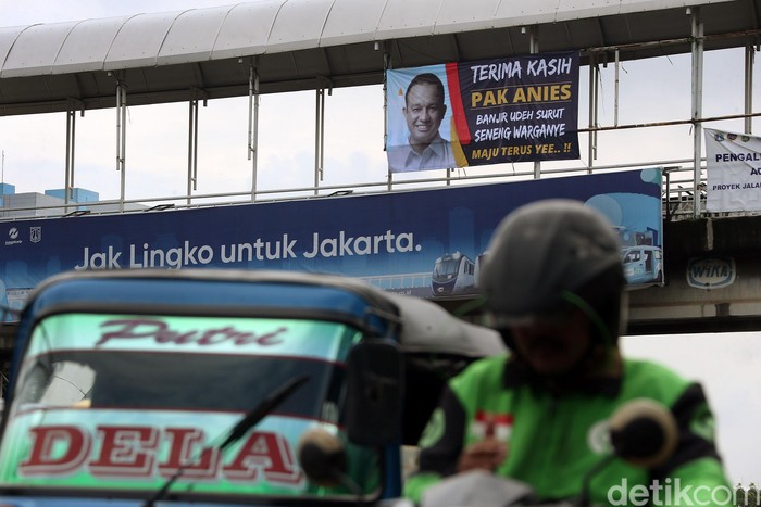 Spanduk Terima Kasih untuk Anies Baswedan Mejeng di JPO Spanduk bertuliskan 'Terima Kasih Pak Anies, Banjir Udeh Surut Seneng Warganye Maju Terus Yee..!!' terpasang di salah satu JPO ibu kota. Berikut potretnya.