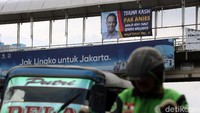 Spanduk bertuliskan Terima Kasih Pak Anies, Banjir Udeh Surut Seneng Warganye Maju Terus Yee..!! tampak terpasang di jembatan penyeberangan orang (JPO) di Jalan Abdullah Safei, Jakarta, Senin (02/03/2020).