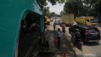 Petugas dari Kepolisian dan Dishub diturunkan guna mengurai kemacetan di lokasi.