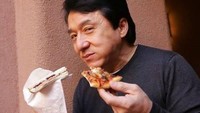 Tak melulu makanan China, aktor yang sudah membintangi lebih dari 100 judul film ini juga suka makanan Barat. Ada pizza dan sandwich yang membuatnya galau. Foto: Istimewa