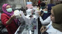 Harga masker di Pasar Pramuka ini kembali meroket, bahkan ada toko yang menjual masker hingga jutaan rupiah.