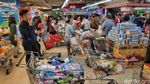 Warga Kelapa Gading Ramai-ramai Borong Bahan Pokok